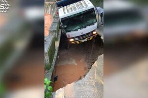 野溪掏空路基砂石車掉坑駕駛跳車