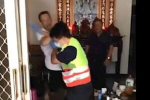 台中某消防分隊值勤救護時卻被暴力攻擊，影片曝光引眾人怒「推鞭刑，從九鞭起跳！」