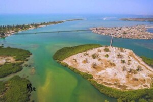 全球最大貝殼島：900年堆300萬噸貝殼，建房和墳墓都用貝殼