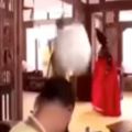(有視頻）拍韓戲主人公花瓶砸地卻擊中攝影師頭