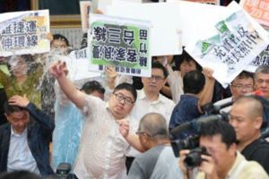 不能亂丟水球、麵粉！蘇嘉全下令：未來禁帶危險物品進立院議場