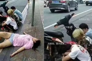 熱褲妹醉倒路邊旁邊3男默默守候，警察走近一探查...真相糗爆了XD