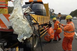 追撞國道工程車冷凍車駕駛斷肢身亡