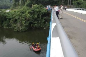 刺死女友再投湖？警消打撈一無所獲