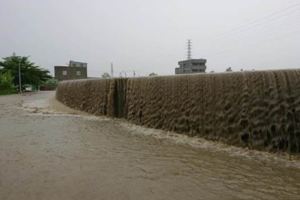 「溪水如海嘯」高雄河川恐怖溢堤