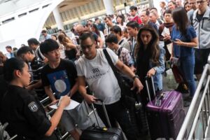 香港機場警民對峙 示威者推車封住出入口