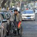 真愛無言：老伴離世，成都91歲大爺每天推著空輪椅重走舊路