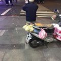 頂低溫外送到信義區夜店…惡男踹車砸碎蛋糕　阿伯無助急哭