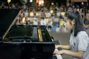 領養的一定不如親生嗎？這個全盲的5歲小女孩，用琴聲讓世界看見最偉大母愛！