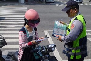 她為了「見阿公最後一面」一路飆車被攔下，沒想到暖男警察「這樣做」讓她當場爆哭！ 