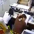 兩女子上班睡覺, 攝像機拍下這讓人害怕的一幕!