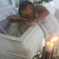 小男孩和棺材裡的母親！「這張照片」讓眾多網友心酸不已。但他問的問題，更加讓在場的人心碎淚崩！！