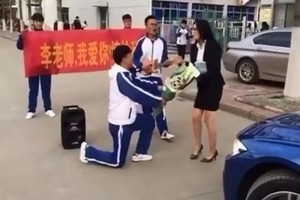 影片傳瘋了！中學生街上向美女老師求婚 網友卻發現這「亮點」：笑笑就好 (圖+影)