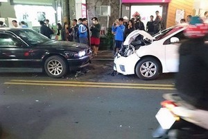 黑色BMW叭了白車一聲「慘遭4屁孩棍棒砸車」，BMW車主被惹毛「催油門狠撞」屁孩當場逃跑！ 