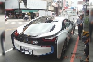 臺中豐原有臺近千萬BMW i8超跑違停，警3分鐘霸氣拖走！沒想到車主竟然……這下慘了！（視頻）