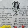 翁美玲26歲自殺，葬在英國，白色「心」型墓碑前擺著鮮花和玩偶