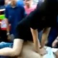 短裙女護士當眾「跨坐傷患CPR」網路爆紅反被酸民「瘋狂嗆罵」她委屈道歉：我只是想救人