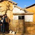 他把牛棚改成300㎡別墅，還在雲南鄉村開了一間雜貨舖，只為給大6歲老婆一個家！