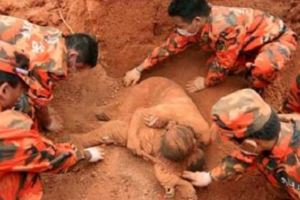 四川大地震後，當他們發現這名女子時，她早已死去多時。但她最後遺留的訊息卻讓人忍不住心酸落淚