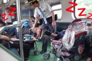 嬰兒父母累癱睡翻，列車長看到可愛寶寶獨處竟做出「這些舉動」，網友看了大贊：無敵暖男！