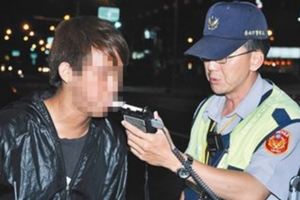 「7次酒駕男」欠下70萬罰單只能喝高粱澆愁，沒想到卻暴斃弟弟怒罵「警察害死的」！