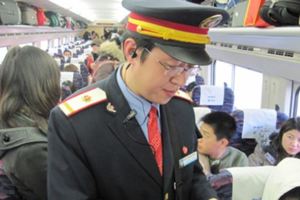 媽媽扛著行李又抱小孩搭車，列車長查票卻「對她多看了她一眼」，下車後發生的事讓她感動到飆淚！