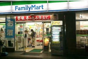 用千元鈔買10元飲料，店員質疑「為了玩娃娃機來換零」而拒收！最後「店長的反應」讓顧客超傻眼…