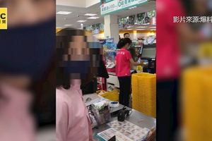 又見奧客！大媽衝藥妝店「跳針拍桌發飆」　嗆退錢要求「我只要新鈔」店員無奈：還有更扯的