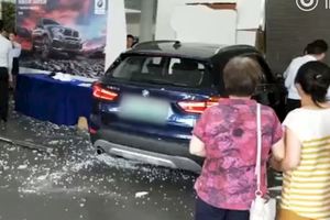 女試駕BMW　油門竟當剎車沖進店！建議不要開車了，害人害己！