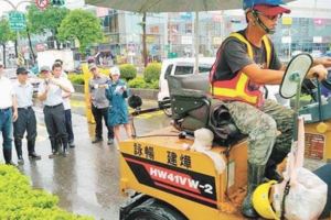 承諾要完成道路修補高雄裸坑害女騎士慘摔昏迷