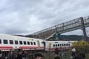 【更新】台灣普悠瑪號列車出軌18死175傷