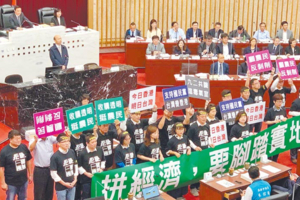 卡韓出奧步 民進黨揚言發動罷免 韓直言沒關係 反正民進黨逢他必反!