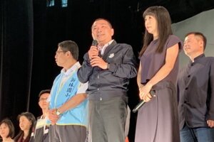 總統，幫幫忙吧！！痛批總統去廢核遊行！侯友宜：不要再遊行！趕快解決核廢料！柯文哲：「自己是總統還遊行，解決問題就好！