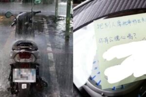 男牽自己車躲雨！被鄰居留字條警告：太沒公德心　「真相」曝光網笑讚：有義氣！