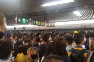 港民發起不合作運動 尖峰上班時間多起港鐵列車被阻關門