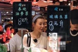 54歲「張曼玉」逛地攤，買幾十塊的鞋子：越沒出息的人，才越計較面子！