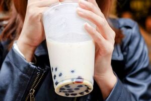 奶茶甜食當正餐吃！男「血糖爆表」昏迷險喪命。含糖飲料喝太多，小心健康亮紅燈！