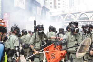 十一前夕香港反送中 港警催淚彈無差別狂清場