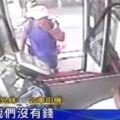 小兄妹把公車卡弄丟沒錢坐車，結果司機「超貼心」的一個舉動讓全車乘客拍手叫好啦！(有片）