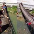 差點變奈何橋！中國大媽不理警告過吊橋拍照，結果鏡頭完整拍下「15人掉下水」的驚悚照！