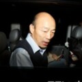 高雄「剛鋪好的柏油路」又被潑漆！　網氣炸：韓市長選總統啦