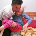 岳父走了，妻子走了，剩下67歲女婿全身心照顧88歲癱瘓的岳母！