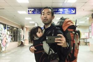 北京爸爸帶著2歲女兒獨自來台灣旅行，周圍朋友紛紛勸他不要做傻事！但當最後他說出旅行的目的，所有人眼眶都紅了！