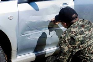 他的愛車被卡車意外撞到後沒有馬上去修理廠，反而找出一支奇異筆就開始在車門上畫畫！