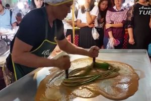 泰國街頭美食，以為是拉麵的朋友就看錯了！當他一舉起雙手⋯超壯觀！