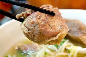 守家規20年來不吃牛肉　某天阿公卻走進牛肉麵店…他崩潰：您早說啊