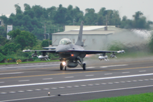 漢光處女秀 F-16V戰機成功起降戰備道