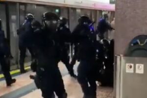 反送中40人遭捕！地鐵無差別攻擊 港警稱「憑專業經驗判斷」