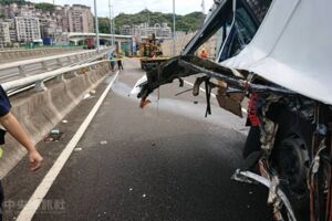 醫院外包接駁車國道自撞 釀1死2傷