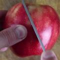 他首先把蘋果斜切成兩半，然後不斷左切右切，最後居然...傻眼了！